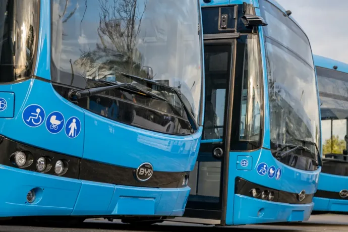 Megérkeztek az első csuklós elektromos BYD-buszok Budapestre, USB-töltő is van rajtuk