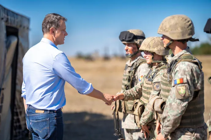 Jóváhagyta a kormány a jelentős fizetséggel járó romániai önkéntes katonai szolgálat feltételeit