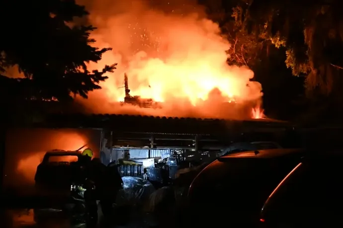 A TEK mesterlövészének kellett kilőnie a hegesztőpalackot, miután kigyulladt egy autószerelő-műhely a XV. kerületben