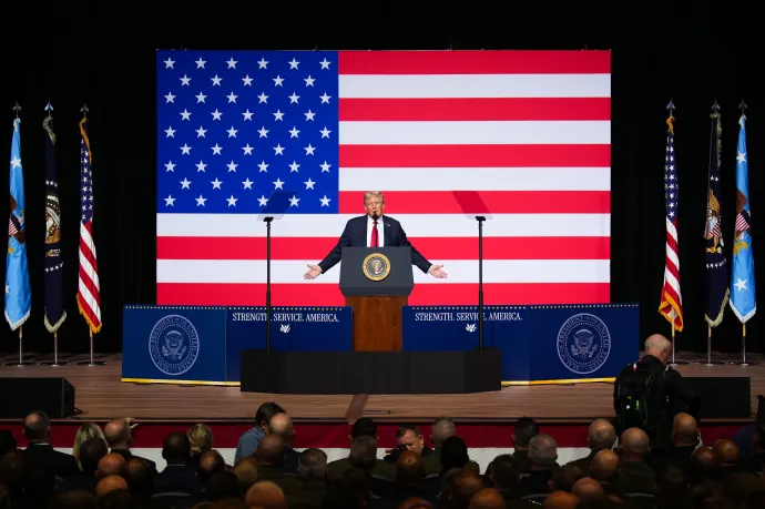 Donald Trump beszél az Egyesült Államok katonai vezetésének tanácskozásán a tengerészgyalogság virginiai támaszpontján, Quanticóban 2025. szeptember 30-án – Fotó: Andrew Harnik / Getty Images