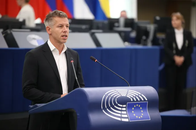 Eredetileg Magyar két ügyében és Dobrevnél is a mentelmi jog kiadását javasolták volna az EP-ben