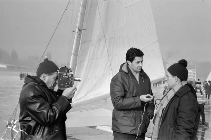 Kopeczky Lajos interjút készít egy jégvitorlás előtt 1966-ban – Fotó: Bojár Sándor / Fortepan