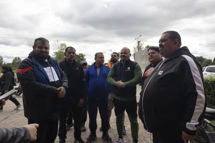 Fekete Zsigmond (b) és Varga Sándor (k) a polgármesteri hivatal előtt – Fotó: Hevesi-Szabó Lujza / Telex