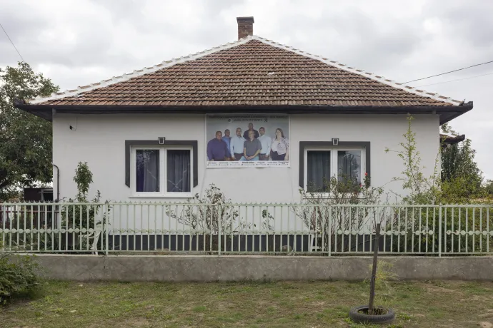 Vavrik Géza választási plakátja egy házon – Fotó: Hevesi-Szabó Lujza / Telex