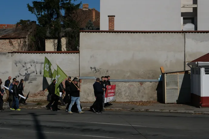 Pécs Pride: ellentüntetők sétáltak a városban, európai parlamenti képviselők sajtótájékoztatóját szélsőjobbosok zavarták meg