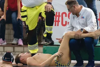 Mentő vitte el a meccsről a KSI vízilabdását