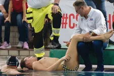 Mentő vitte el a meccsről a KSI vízilabdását