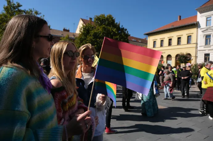 Pécs Pride: szélsőjobbosok állták el a menet útvonalát, a rendőrök tolták odébb őket