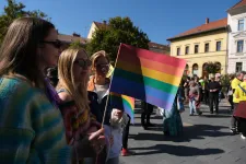 Pécs Pride: szélsőjobbosok állták el a menet útvonalát, a rendőrök tolták odébb őket