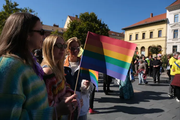 Pécs Pride: szélsőjobbosok állták el a menet útvonalát, a rendőrök tolták odébb őket