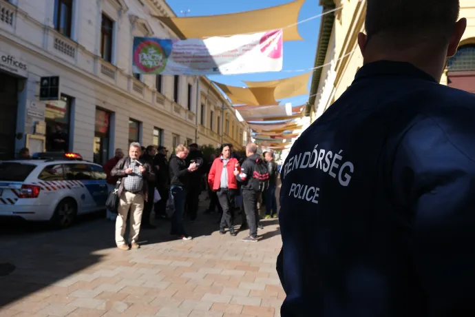 Rendőrsorfal választotta el a szélsőjobboldali tüntetőket a Pride-résztvevőitől – Fotó: Gűth Ervin / Telex