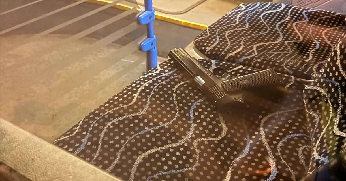 Sofőr úr, valaki pisztolyt hagyott a 34-es buszon!
