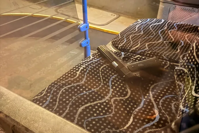 Sofőr úr, valaki pisztolyt hagyott a 34-es buszon!
