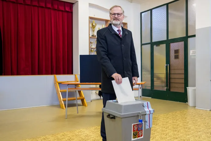 Petr Fiala eddigi kormányfő leadja szavazatát – Fotó: Radek Mica / AFP 