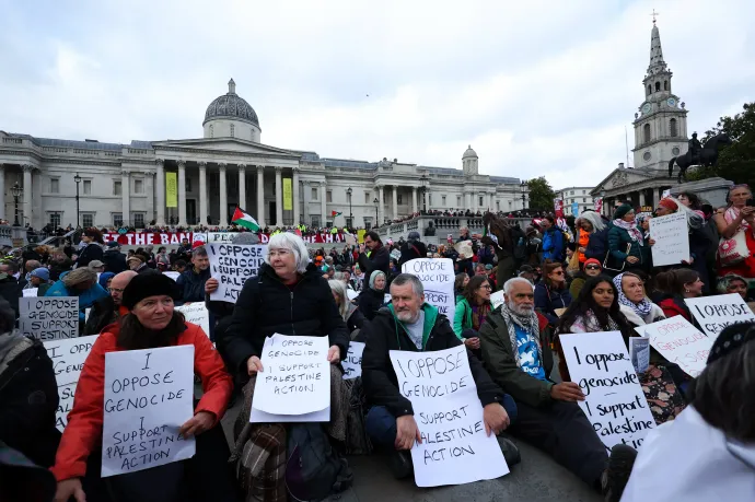 Ülősztrájk Londonban 2025. október 4-én a Palestine Action betiltása ellen – Fotó: Toby Melville / Reuters