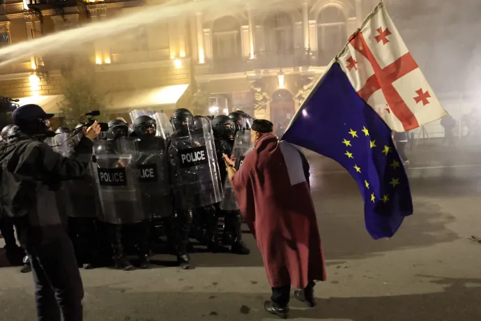 Kormányellenes tüntetők rohamozták meg az elnöki palotát Grúzia fővárosában