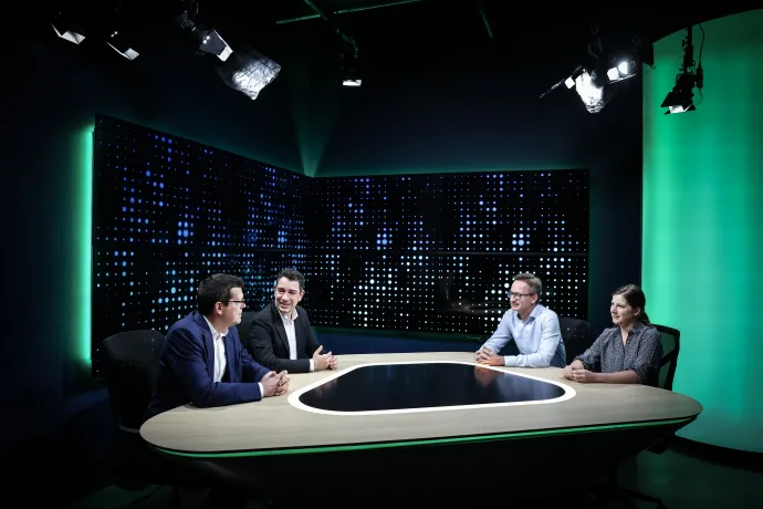 Balról jobbra az adások állandó szereplői: Filippov Gábor, Boros Tamás, Joób Sándor és Bánáti Anna – Fotó: Huszti István / Telex.hu