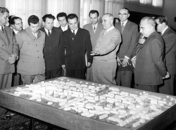 Hivatalos munkalátogatáson az 50-es évek elején. Középen Gheorghe Gheorghiu-Dej, bal szélről a második Nicolae Ceausescu – Fotó: IICMER