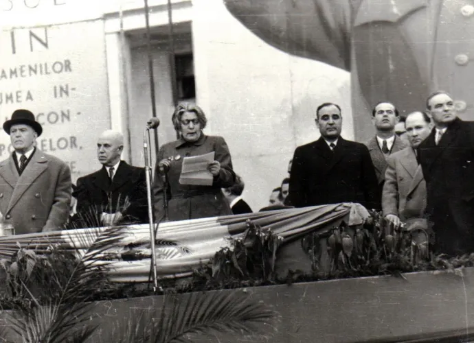 Nőnapot ünnepelt a pártvezetés 1950-ben, a mikrofonnál Ana Pauker, bal szélen Petru Groza, a jobboldali csoportban Gheorghe Gheorghiu-Dej, illetve jobb szélen Luka László – Fotó: IICMER