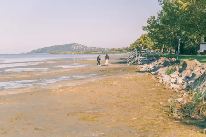 Sétálni lehet már a mederben, annyira nincs víz a Balatonban