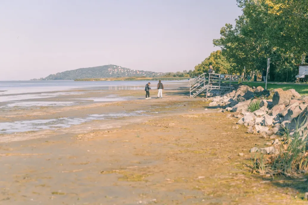 Sétálni lehet már a mederben, annyira nincs víz a Balatonban