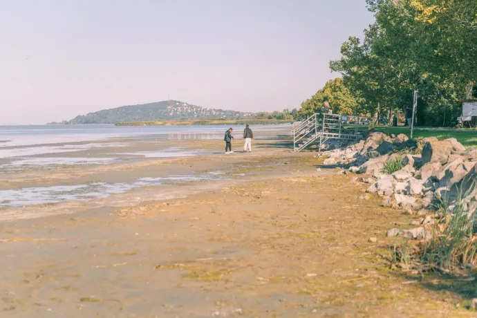 Sétálni lehet már a mederben, annyira nincs víz a Balatonban