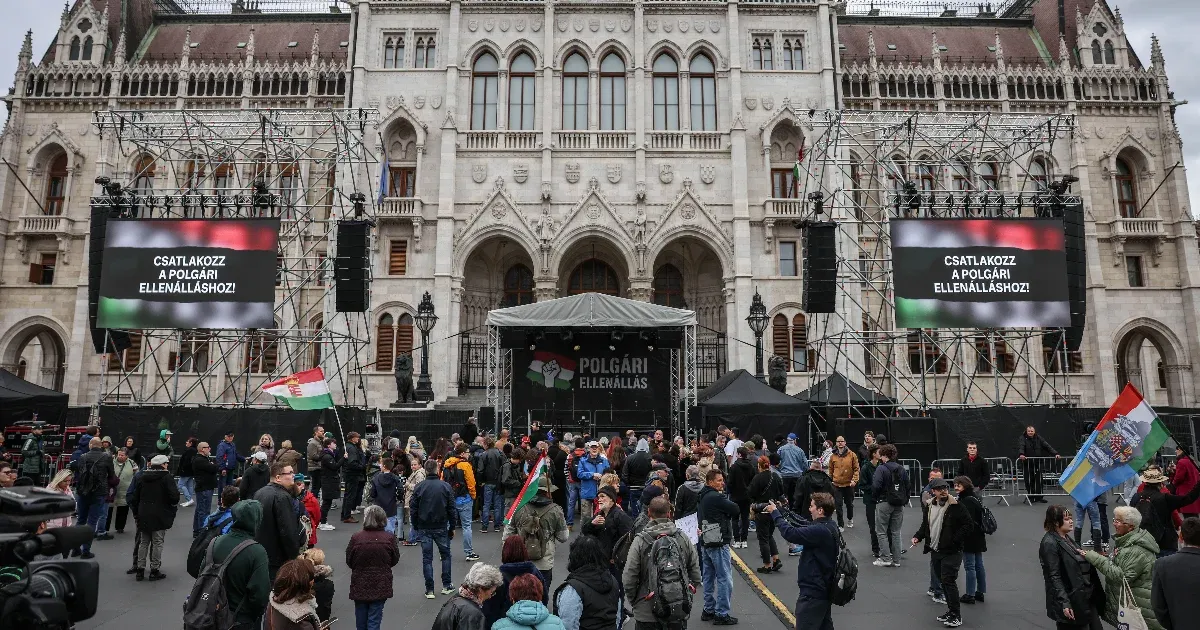 „Elég a megfélemlítésből” címmel szolidaritási demonstrációt tartanak Juhász Péter mellett a Kossuth téren