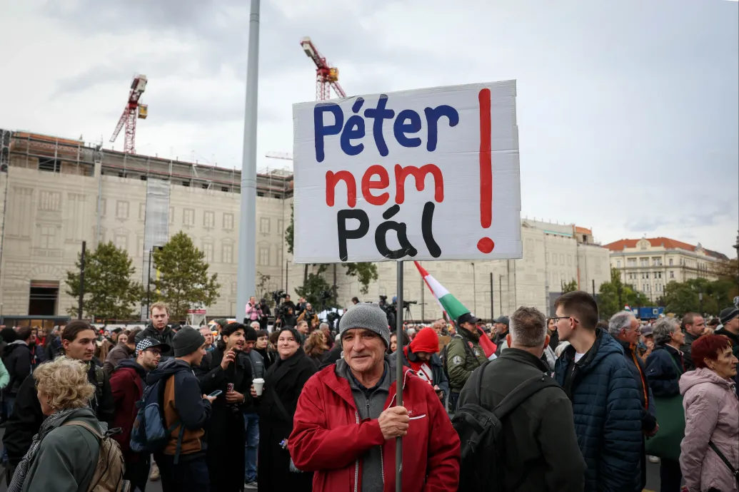 „Elég a megfélemlítésből” címmel szolidaritási demonstrációt tartanak Juhász Péter mellett a Kossuth téren