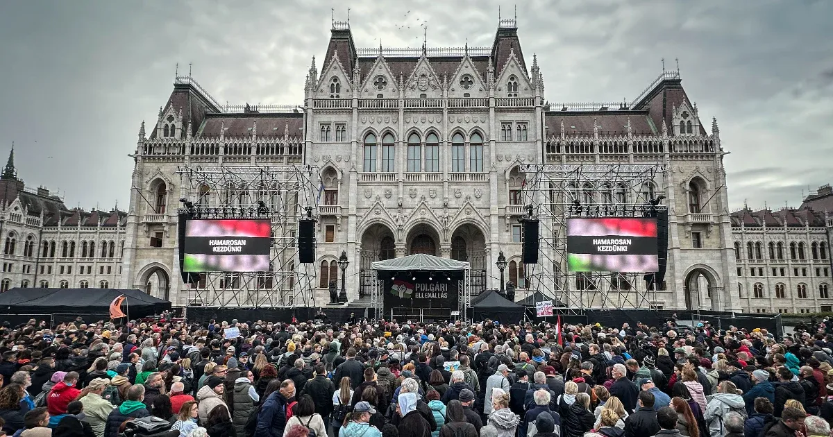 Juhász Péter melletti szolidaritás: Puzsér Róbert a Kossuth téren beszélt a hatalmi megtorlásról Juhász Péter melletti szolidaritás: Puzsér Róbert a Kossuth téren beszélt a hatalmi megtorlásról