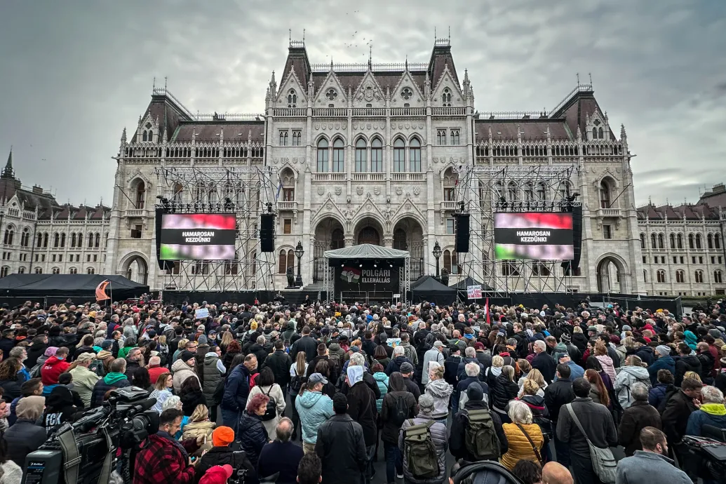 „Elég a megfélemlítésből” címmel szolidaritási demonstrációt tartanak Juhász Péter mellett a Kossuth téren – Forrás: Telex.hu
