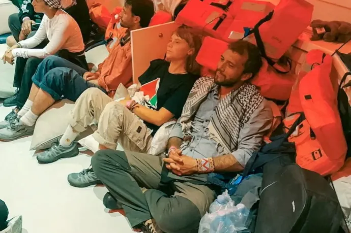 Izrael szerint senkit sem bántalmaztak a gázai segélyflottán utazók közül