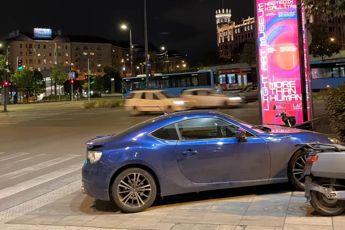 Kern András megint járdán parkolt, most a Széll Kálmán téren