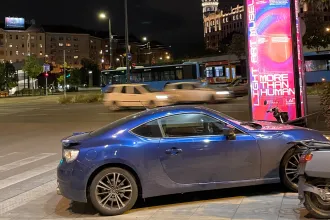 Kern András megint járdán parkolt, most a Széll Kálmán téren