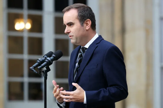 Új francia kormány alakult, de a szélsőjobb és a szélsőbal is rázza az öklét rá