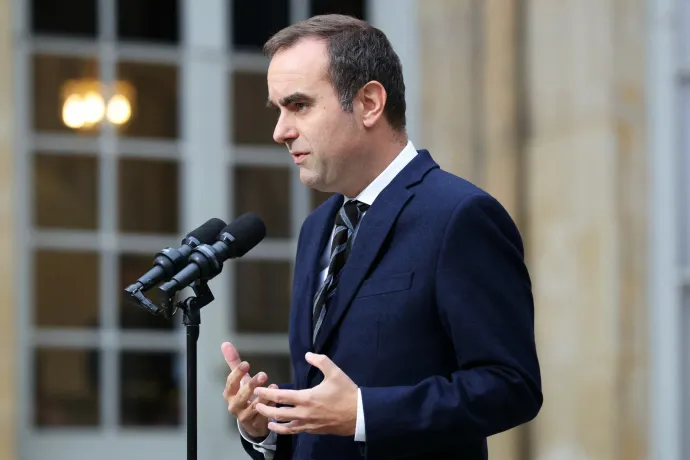 Új francia kormány alakult, de a szélsőjobb és a szélsőbal is rázza az öklét rá