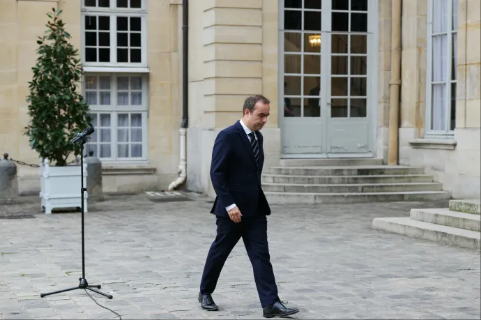 Egy hónappal a kinevezése után lemondott a francia miniszterelnök