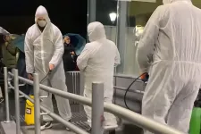 Vučić látogatása után civilek szimbolikusan fertőtlenítették a vasútállomást Szabadkán