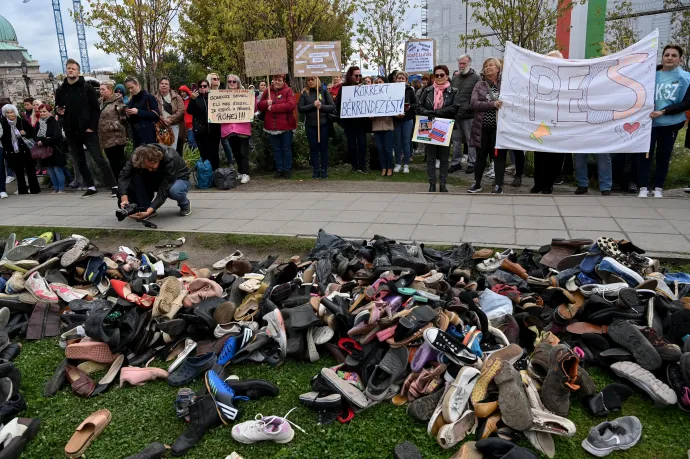 Lyukas cipőkkel üzentek Orbánnak a szociális dolgozók a Karmelita előtt