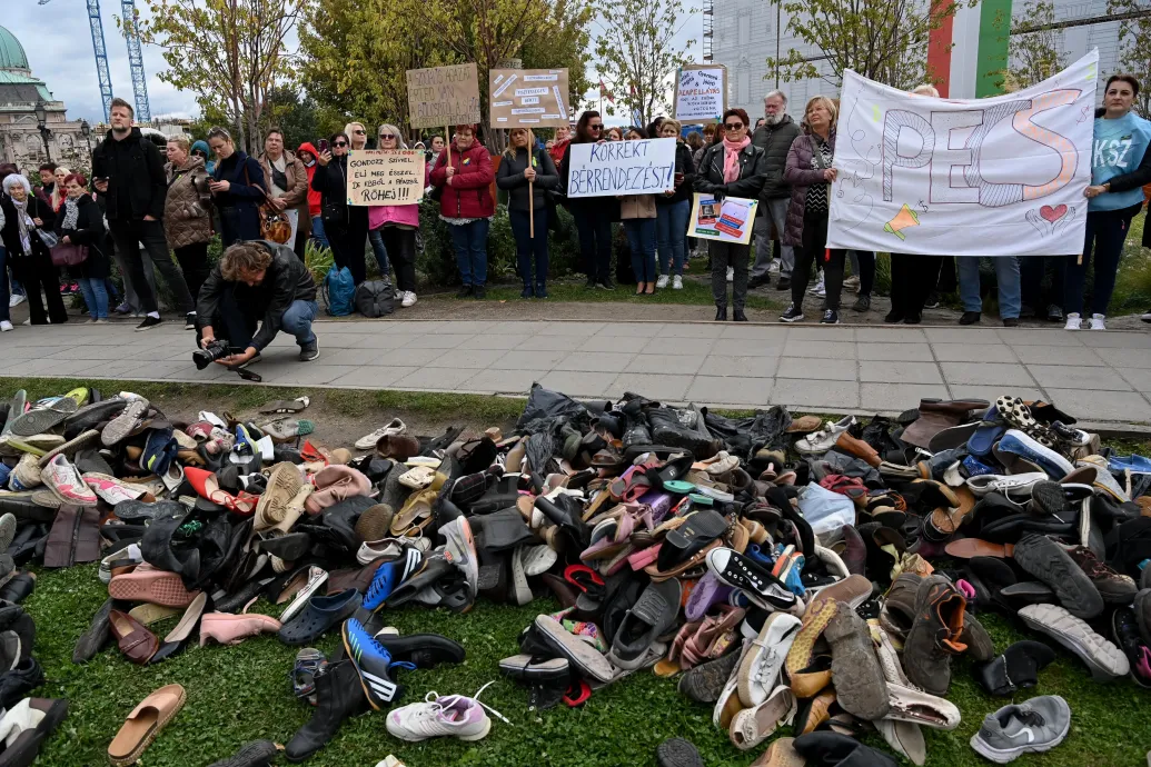 Lyukas cipőkkel üzentek Orbánnak a szociális dolgozók a Karmelita előtt