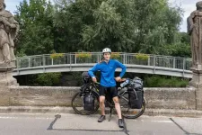 Iránban felmentették a 18 éves turistát, akit elfogtak miután bebiciklizett az országba