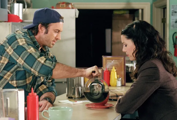 Luke és Lorelai a kávézóban – Fotó: Warner Bros.