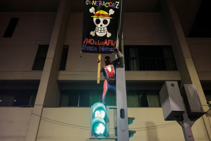 Meglepő jelkép egyesíti a világ legtávolabbi pontjain a fiatal tüntetőket