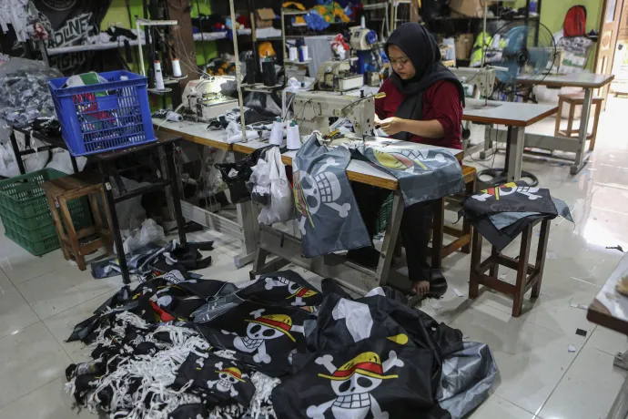 One Piece-zászlókat készítenek a függetlenségi évfordulóra egy Fülöp-szigeteki varrodában 2025. augusztus 13-án – Fotó: Agoes Rudianto / NurPhoto / AFP