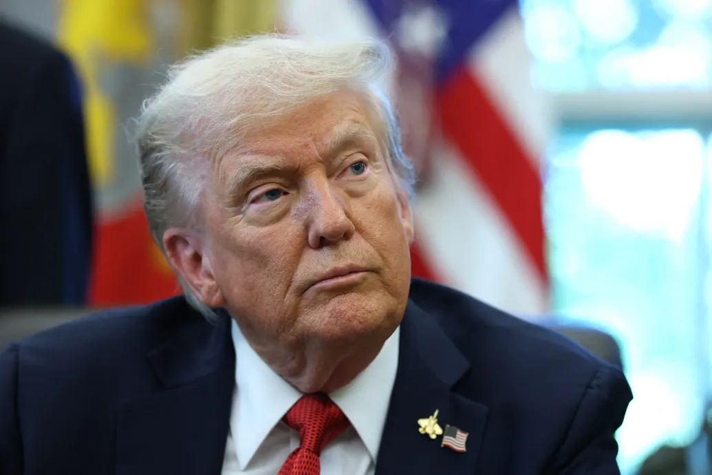 Egy régi törvény aktiválásával vetné be a hadsereget a demokrata vezetésű nagyvárosok ellen Donald Trump