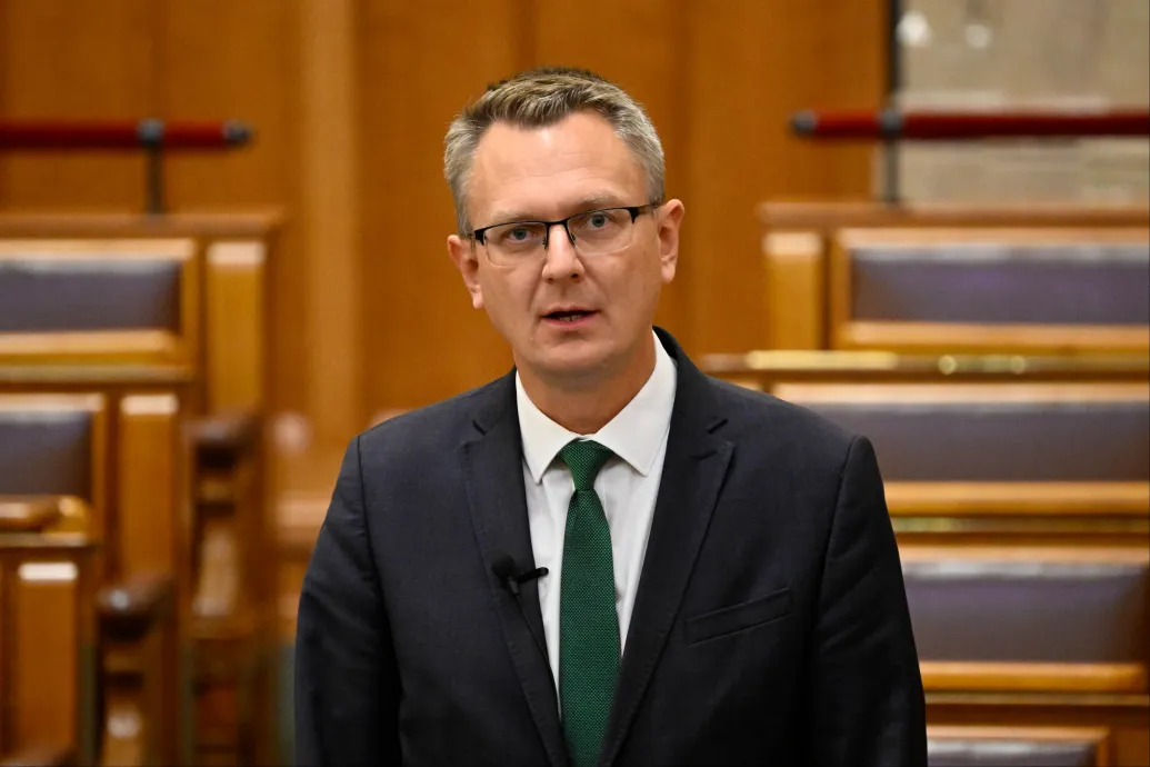 „Nem félek” – mondja a 68 éves nő, akinél egy Facebook-poszt miatt tartottak házkutatást a rendőrök