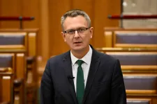 „Nem félek” – mondja a 68 éves nő, akinél egy Facebook-poszt miatt tartottak házkutatást a rendőrök