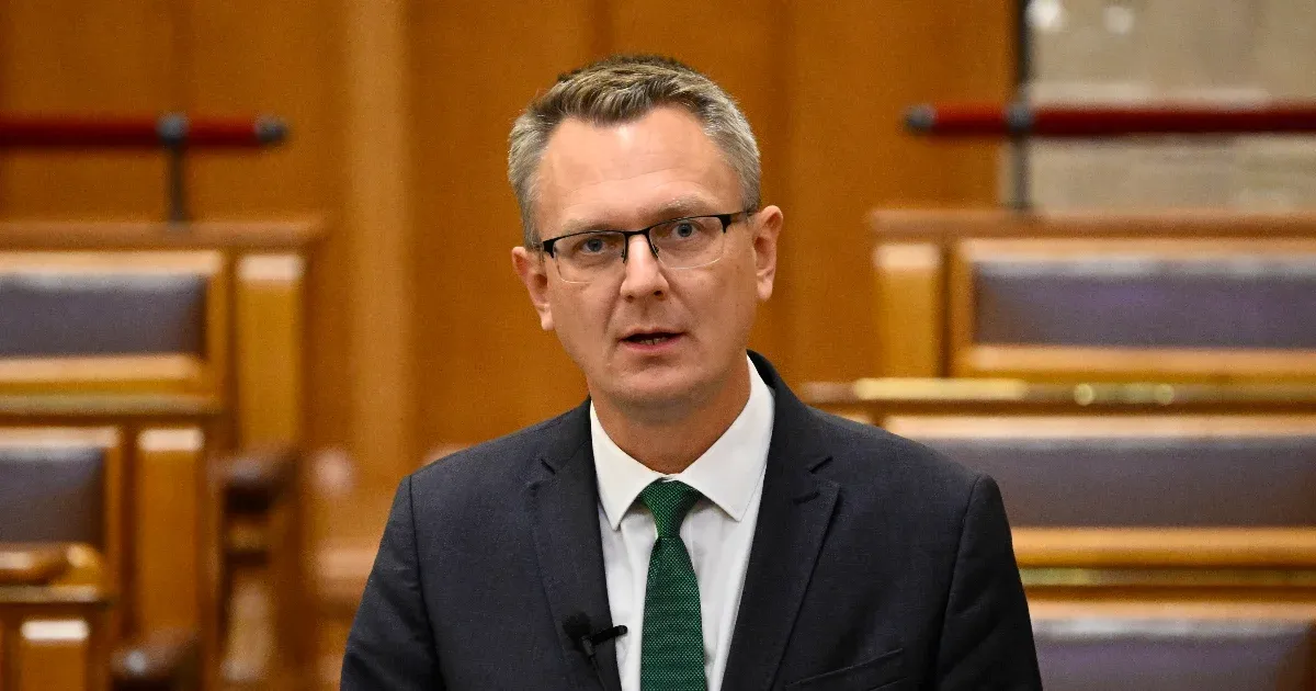 „Nem félek” – mondja a 68 éves nő, akinél egy Facebook-poszt miatt tartottak házkutatást a rendőrök