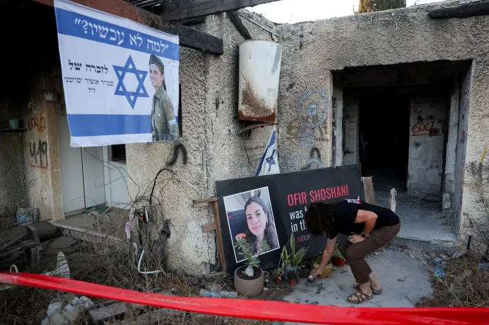 Megemlékezés a Kfar Aza kibucban 2025. október 7-én – Fotó: Ronen Zvulun / Reuters