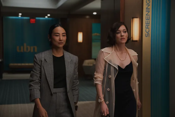 Greta Lee és Marion Cotillard a The Morning Show-ban – Fotó: Apple