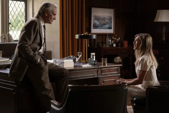 Jeremy Irons és Jennifer Aniston a The Morning Show-ban – Fotó: Apple